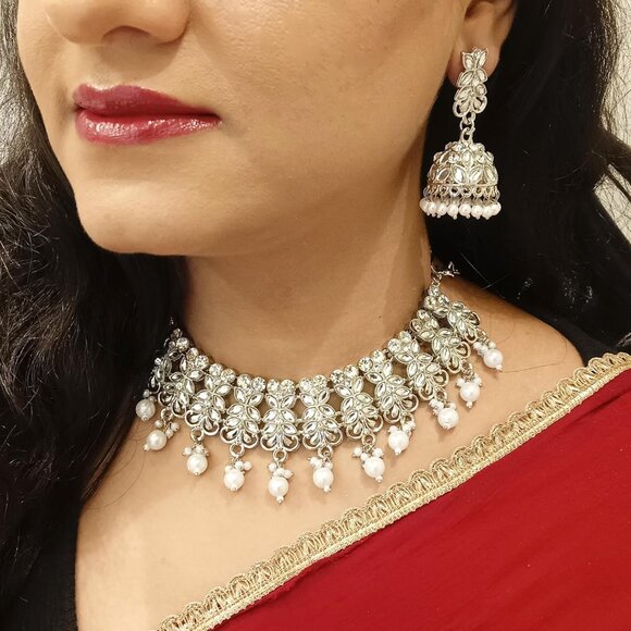 Traditional Indian Jewelry Set: Choker, Earrings, and Maang Tikka Ensemble - Picture 3 of 5